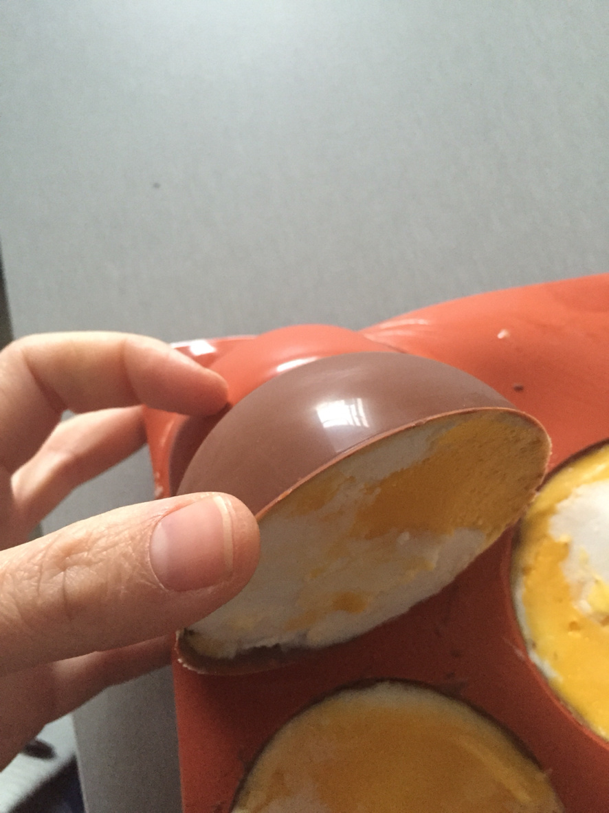 Dôme au chocolat glacé sorbet coco mangue